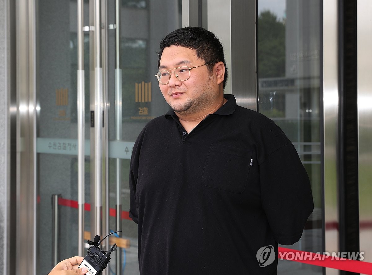 Lee Jun-hee, known by his YouTube channel name Gujeyeok, appears before the prosecutors' office before heading to the Suwon District Court in Suwon, 30 kilometers south of Seoul, to attend an arrest warrant hearing on July 26, 2024. (Yonhap)