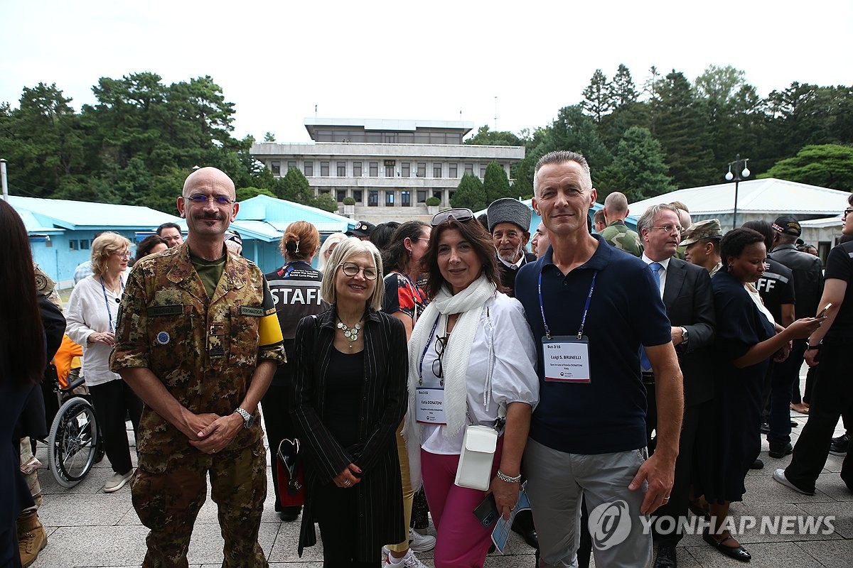 DMZ 판문점 찾은 유엔참전용사 및 유가족들