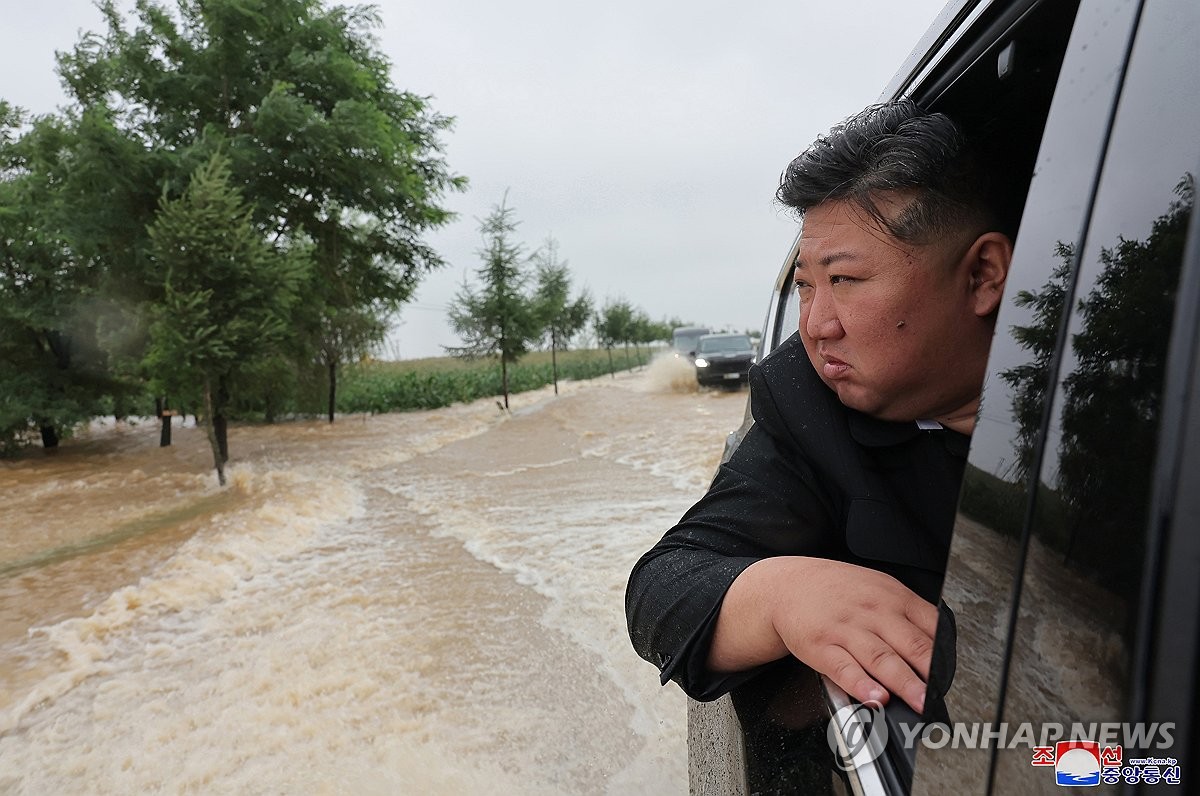 Esta fotografía, publicada por la Agencia Central de Noticias de Corea del Norte, el 29 de julio de 2024, muestra al líder norcoreano Kim Jong-un visitando las zonas afectadas por las inundaciones en la ciudad de Sinuiju y el condado de Uiju, en la provincia de Phyongan del Norte. (Para uso exclusivo en la República de Corea. Prohibida su redistribución) (Yonhap)