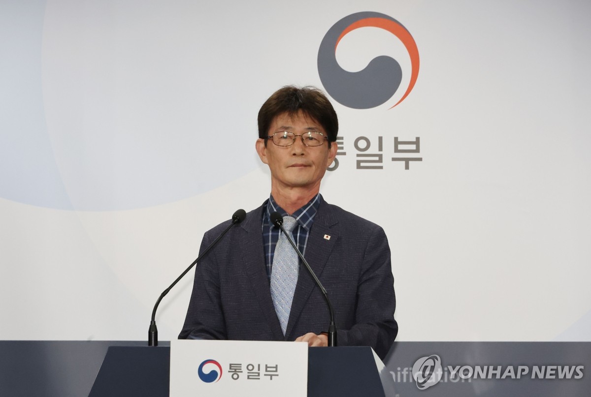 Park Jong-sul, secretario general de la Cruz Roja de Corea, habla durante una conferencia de prensa en el complejo gubernamental en Seúl el 1 de agosto de 2024, sobre la ayuda humanitaria propuesta a Corea del Norte por los daños causados ​​por las inundaciones. (Yonhap)