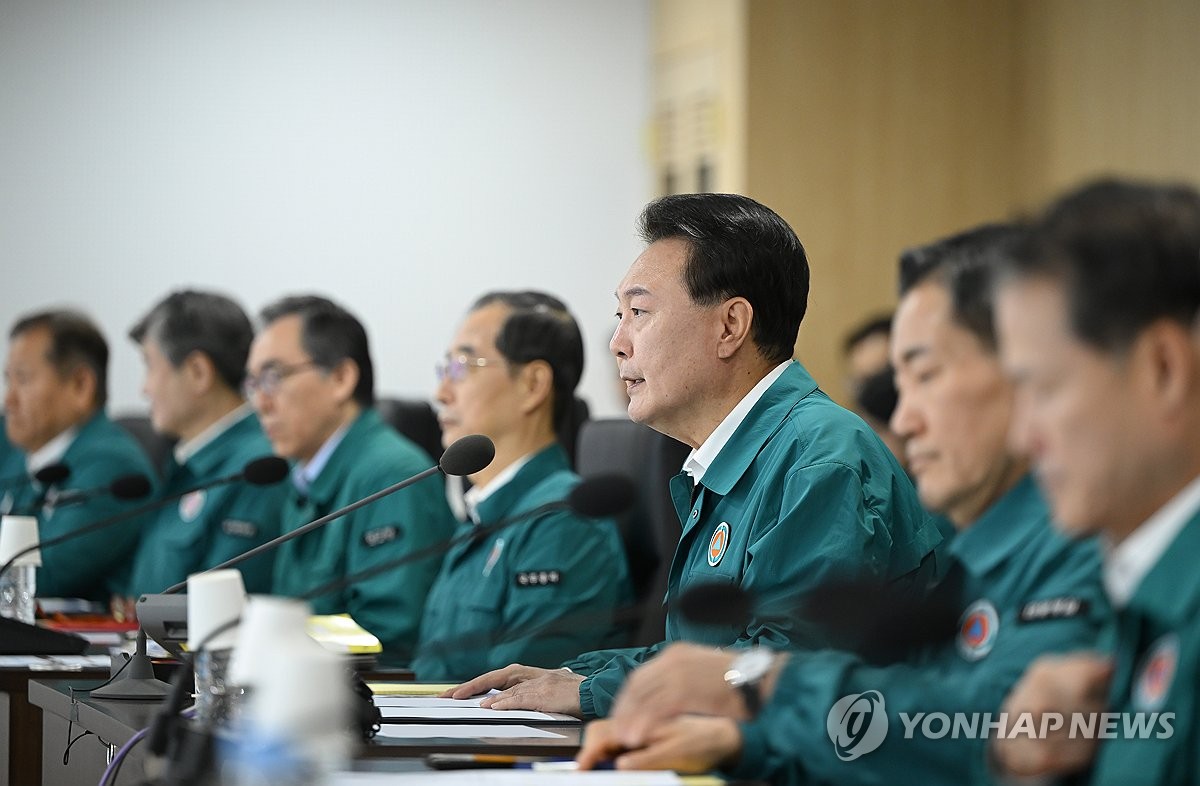 El presidente Yoon Suk Yeol (tercero desde la izq.) habla durante una reunión del Gabinete celebrada en la oficina presidencial en Seúl el 19 de agosto de 2024, en esta foto proporcionada por su oficina. (FOTO NO A LA VENTA) (Yonhap)