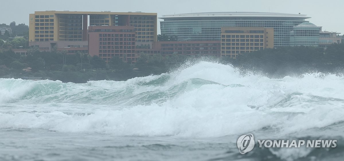 El 20 de agosto de 2024 se observan fuertes olas en la costa de Seogwuipo, en la isla de Jeju, mientras el tifón Jongdari se acerca a la isla. (Yonhap) 