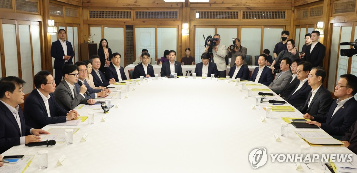 Han Dong-hoon (tercero desde la izq.), líder del gobernante Partido del Poder Popular, habla durante una reunión con altos funcionarios del gobierno en la residencia del primer ministro en Seúl el 25 de agosto de 2024. (Yonhap)