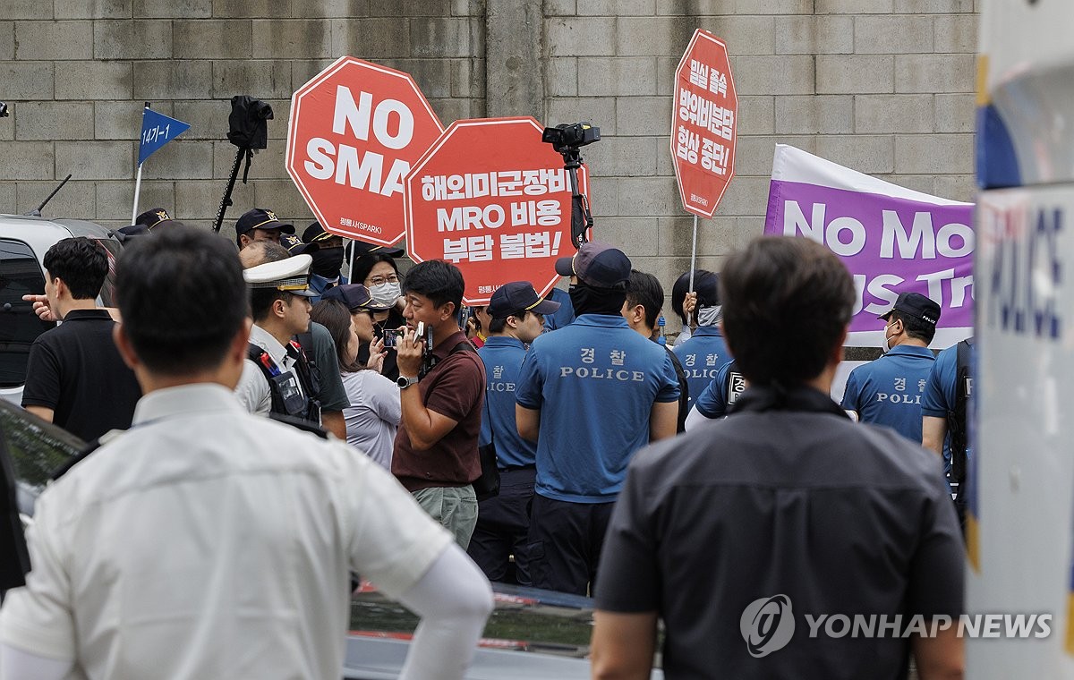 Activistas organizan una manifestación de protesta contra las conversaciones sobre costos compartidos de defensa entre Corea del Sur y Estados Unidos, frente a la Universidad de Defensa Nacional de Corea en Seúl, donde se llevaron a cabo las conversaciones, el 27 de agosto de 2024. (Yonhap) 