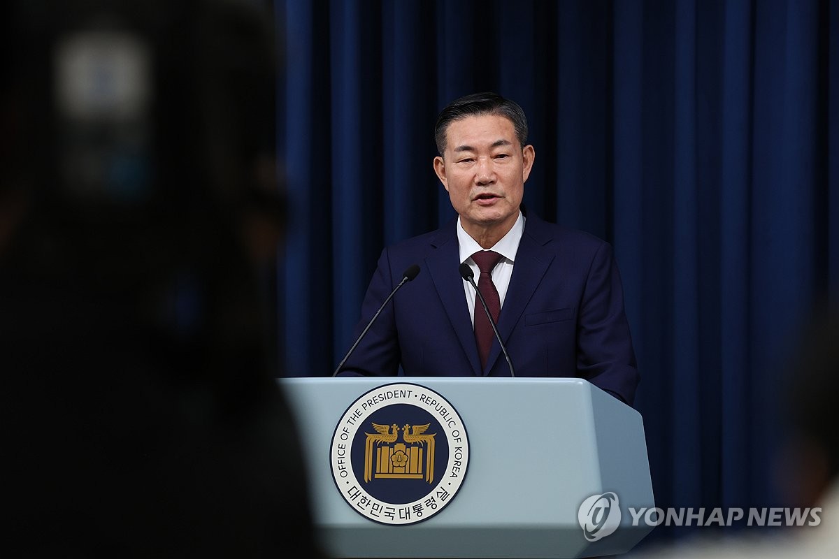 El asesor de seguridad nacional, Shin Won-sik, habla durante una sesión informativa en la oficina presidencial en Yongsan, Seúl, el 1 de septiembre de 2024. (Yonhap) 