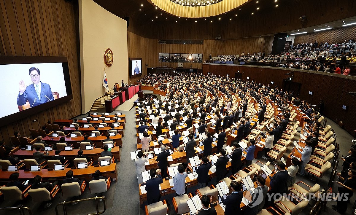 선서하는 제22대 국회의원들