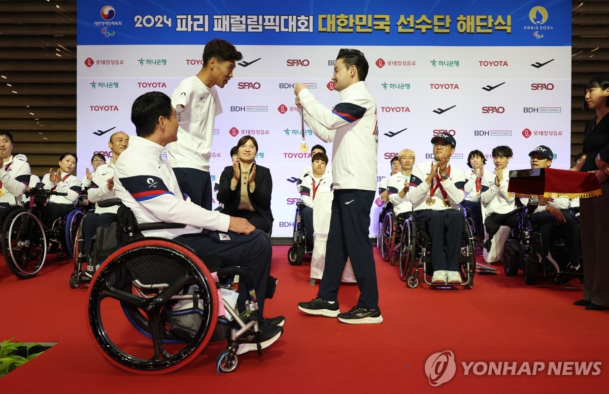 순금 메달 받는 김황태