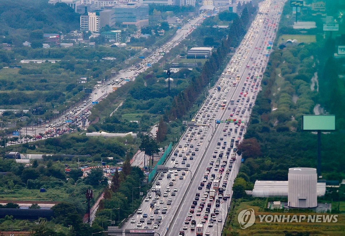 경부고속도로는 벌써부터 귀성길 정체 시작