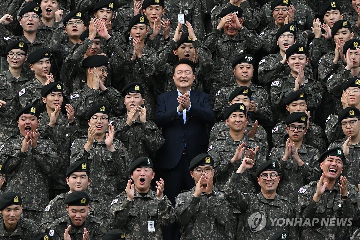 Esta foto, proporcionada por la oficina presidencial, muestra al presidente Yoon Suk Yeol (centro) con oficiales de la unidad fronteriza de la 15.ª División de Infantería el 17 de septiembre de 2024. (FOTO NO A LA VENTA) (Yonhap)