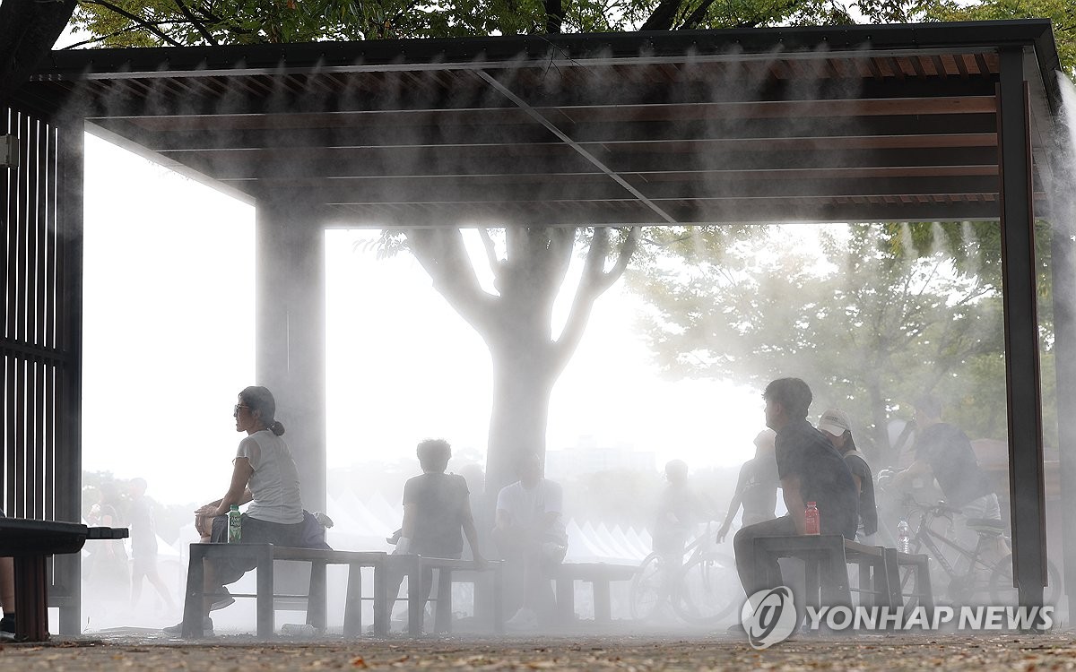 폭염 찾아온 서울…그늘에서 쉬는 시민들