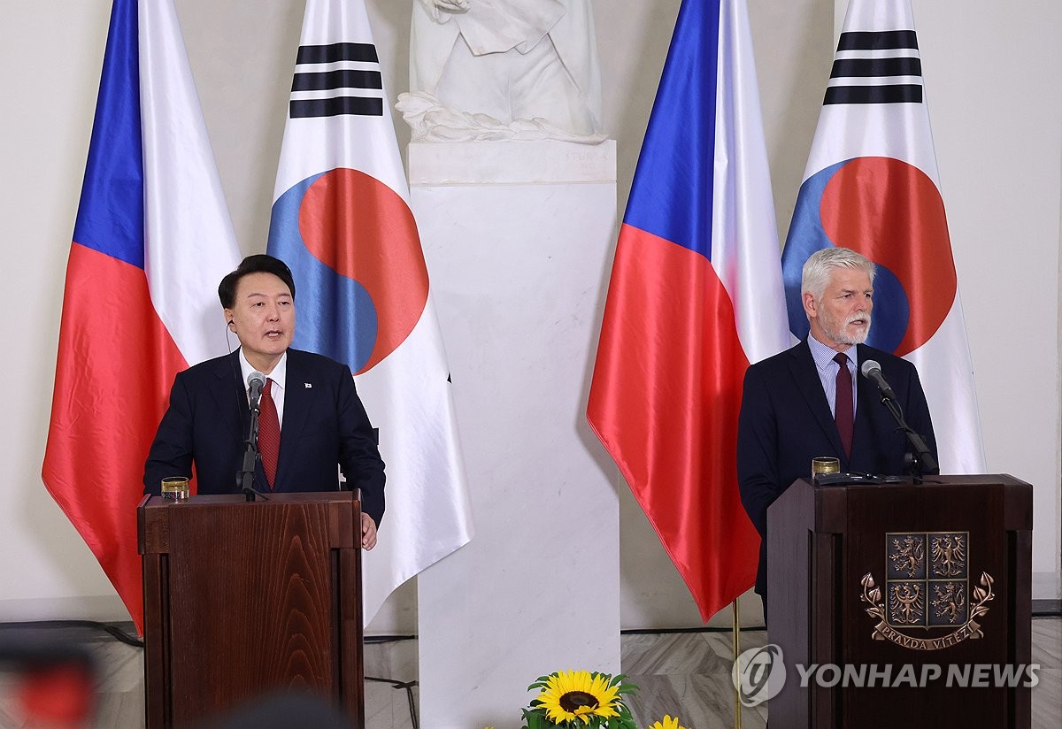 El presidente Yoon Suk Yeol (izq.) y el presidente checo, Petr Pavel, hablan durante una conferencia de prensa conjunta celebrada en el Castillo de Praga, en la República Checa, el 20 de septiembre de 2024. (Yonhap) 