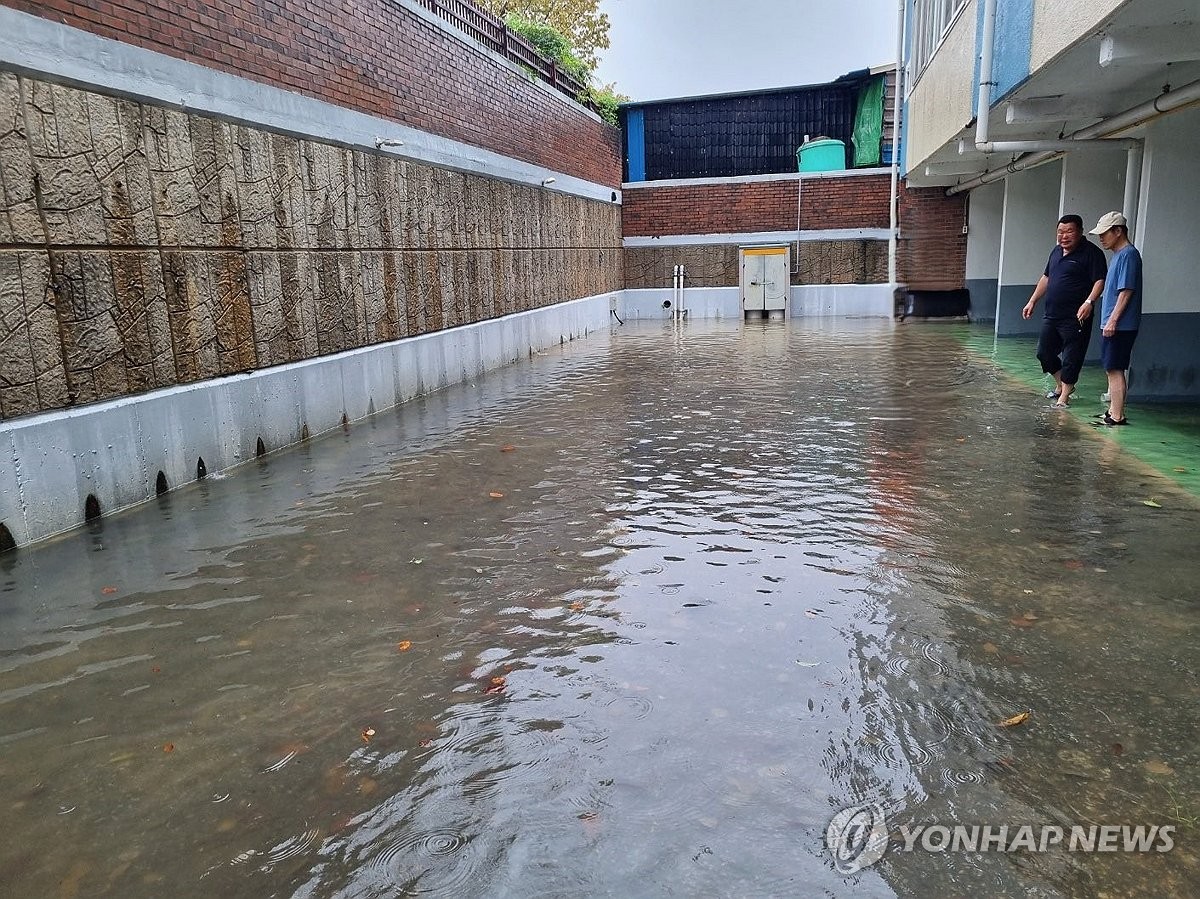 Esta fotografía, proporcionada por los bomberos, muestra el estacionamiento de un edificio de apartamentos en Gurye, provincia de Jeolla del Sur, inundado el 20 de septiembre de 2024, tras una fuerte lluvia. (Yonhap)