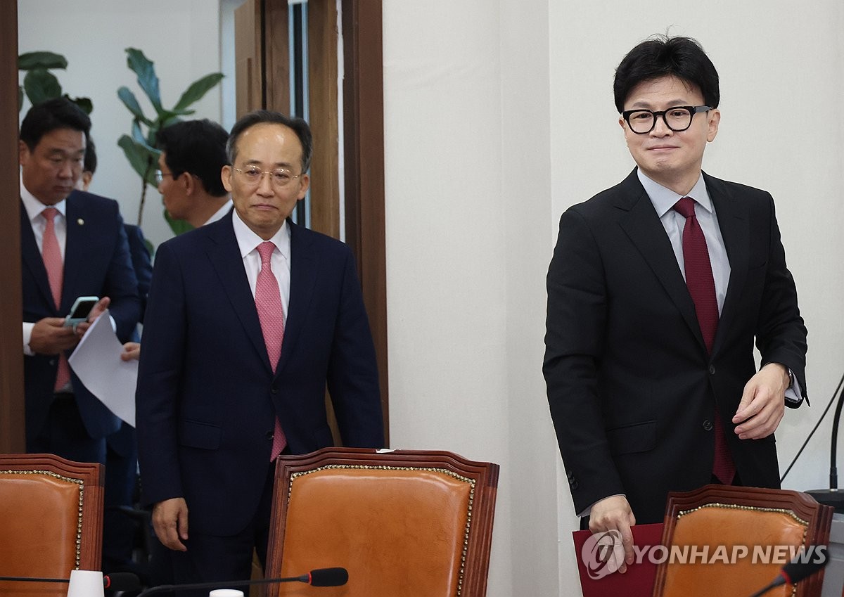 This photo, taken Sept. 23, 2024, shows ruling People Power Party (PPP) chief Han Dong-hoon (R) and PPP floor leader Choo Kyung-ho at the National Assembly in Seoul. (Yonhap)