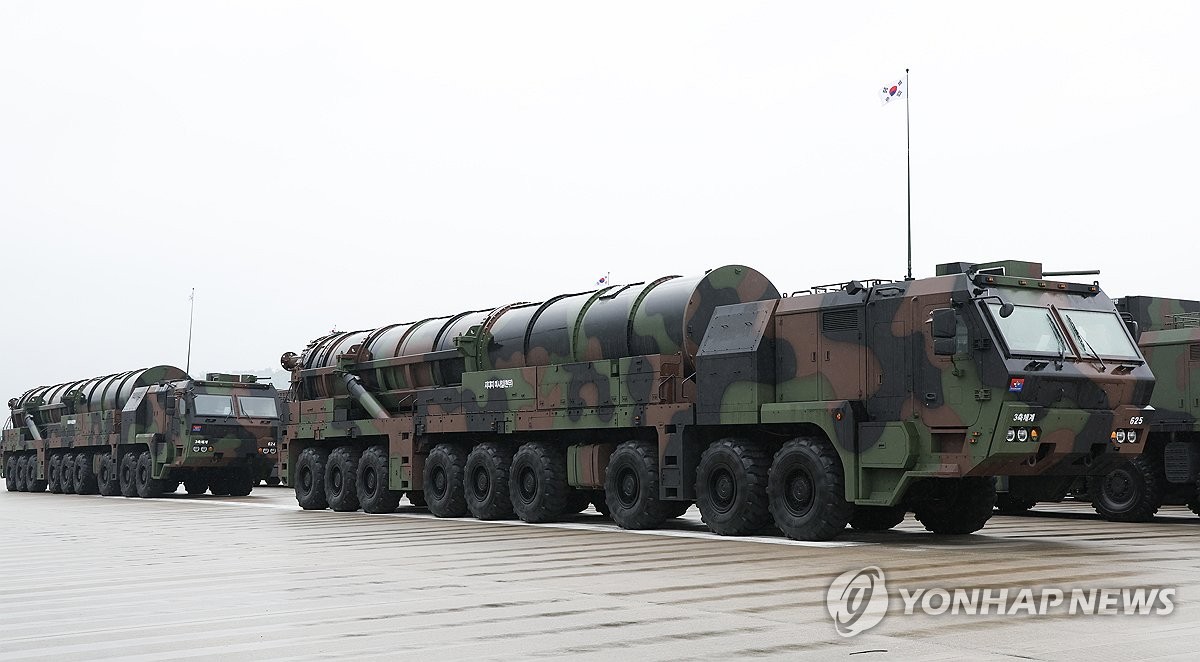 Los misiles balísticos Hyunmoo-5, capaces de transportar una ojiva de 8 a 9 toneladas y destruir búnkeres subterráneos, se presentan durante una ceremonia que marca el 76º Día de las Fuerzas Armadas celebrada en la Base Aérea de Seúl, al sur de Seúl, el 1 de octubre de 2024. (Pool foto) (Yonhap)