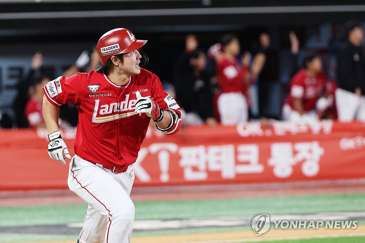SSG 최정이 돌아왔다…LG전 3번 지명타자로 시즌 첫 출격