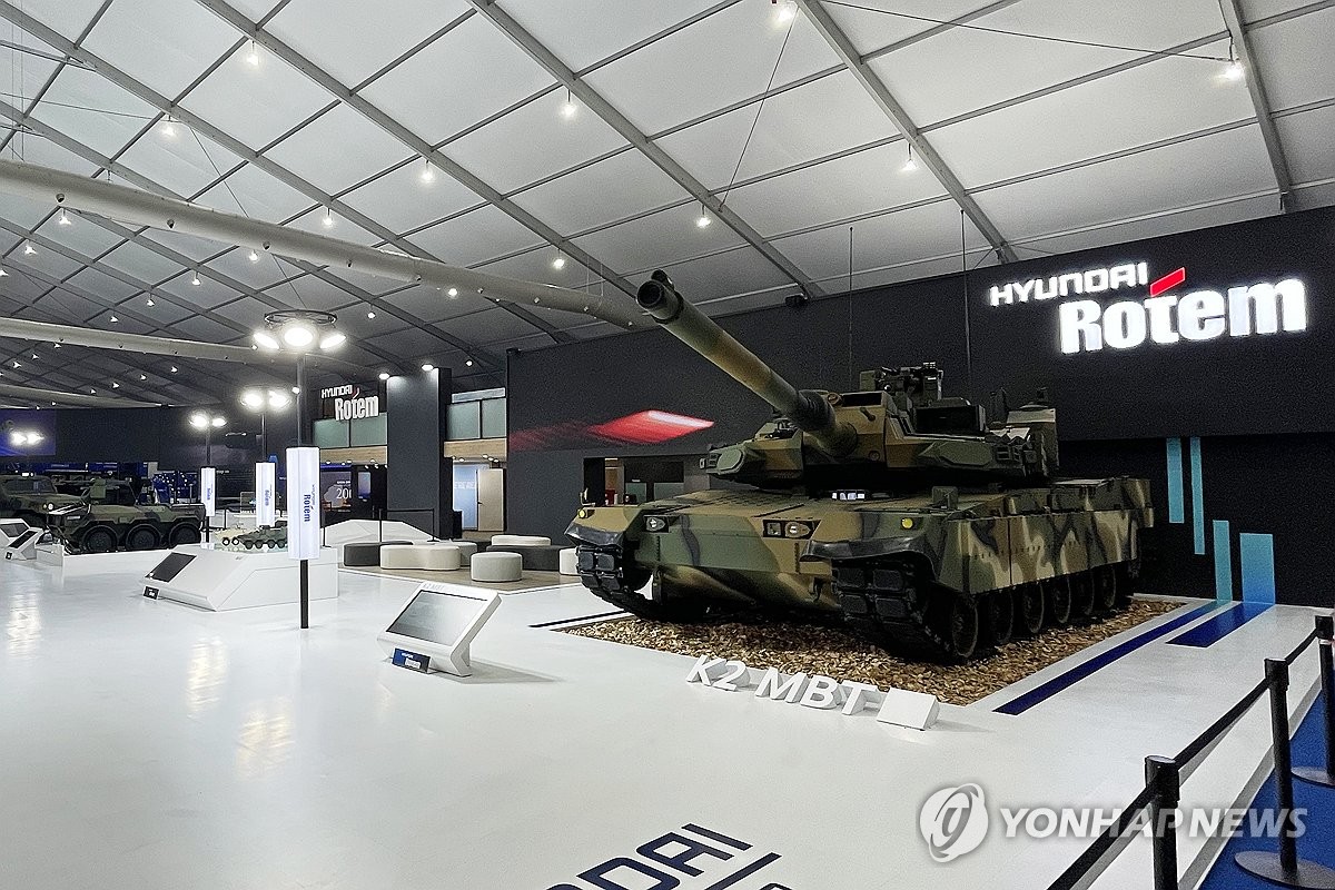 En esta fotografía proporcionada por la compañía el 2 de octubre, se exhibe un tanque K2 en el stand de Hyundai Rotem Co. para la Exposición Internacional de la Industria de Defensa del Ejército de Corea, celebrada en el cuartel general militar de Gyeryongdae en Gyeryong, a unos 145 kilómetros al sur de Seúl. 2024. (FOTO NO EN VENTA) (Yonhap)