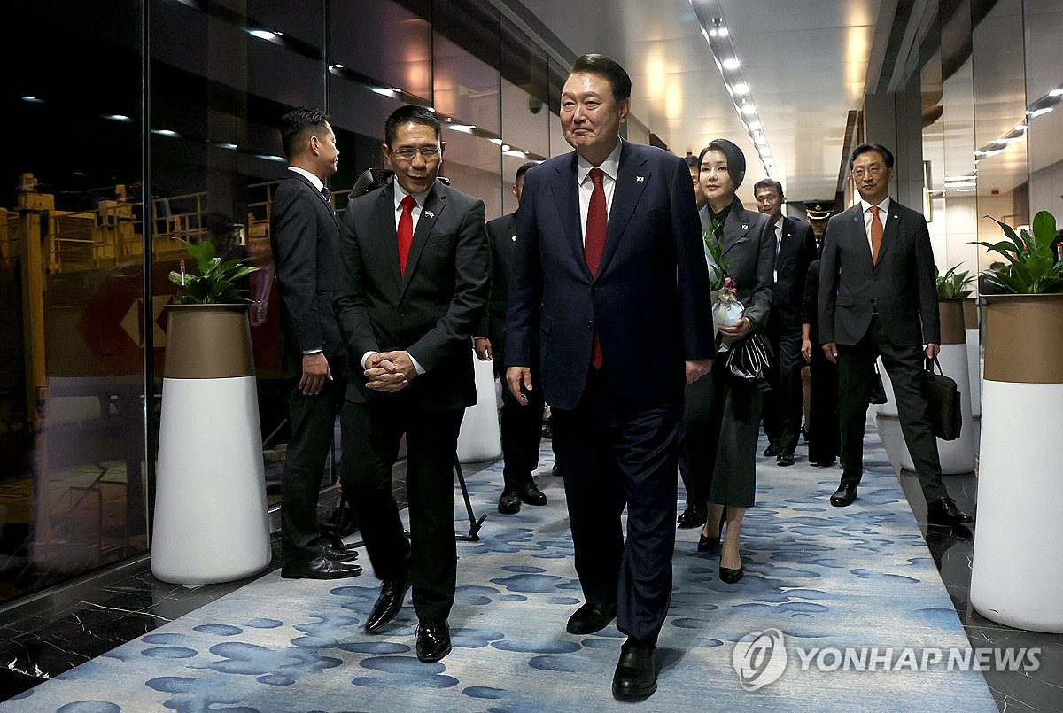 El presidente Yoon Suk Yeol (segundo por la izda.) y la primera dama Kim Keon Hee (tercera por la izda.) llegan al aeropuerto Changi de Singapur en Singapur el 7 de octubre de 2024. (Yonhap)