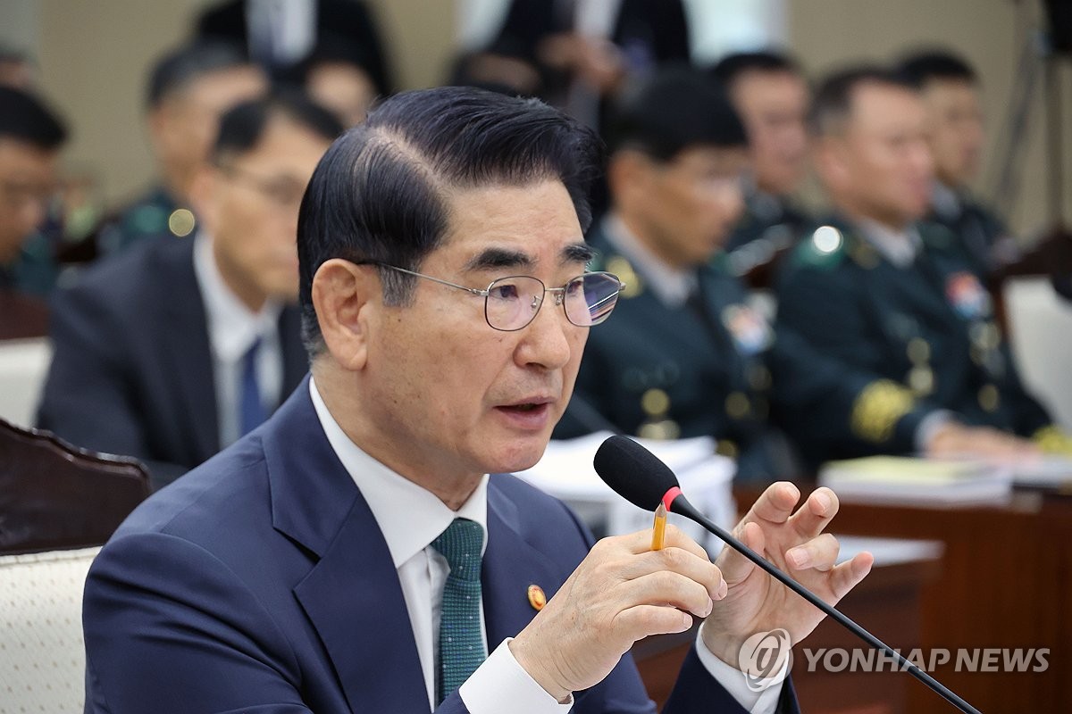 El ministro de Defensa, Kim Yong-hyun, habla durante una sesión de auditoría parlamentaria en el Ministerio de Defensa en Seúl el 8 de octubre de 2024. (Foto de la piscina) (Yonhap)