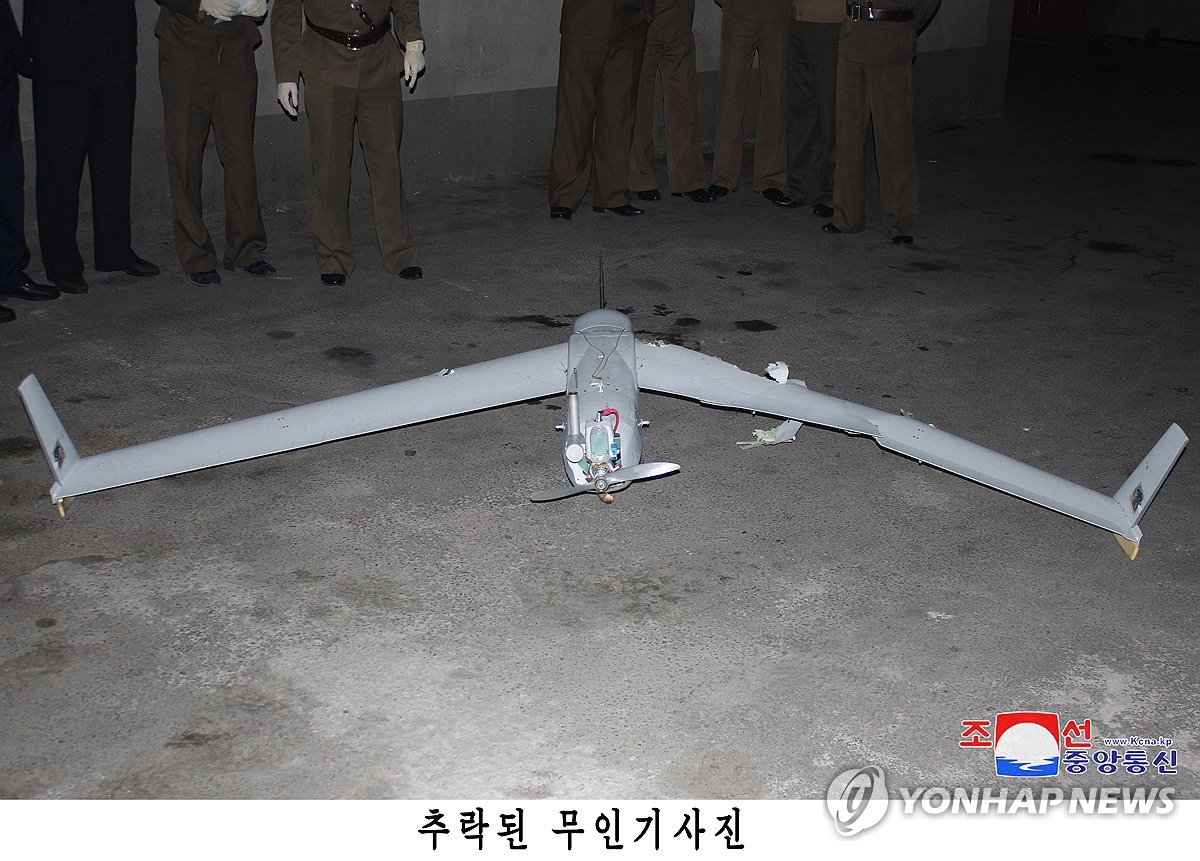 Esta foto, publicada por la Agencia Central de Noticias Coreana oficial de Corea del Norte el 19 de octubre de 2024, muestra un dron dañado que, según Pyongyang, fue enviado por el ejército de Corea del Sur. Pyongyang describe el dron como el mismo tipo que se exhibió públicamente el Día de las Fuerzas Armadas en Seúl a principios de este mes. (Para uso únicamente en la República de Corea. Sin redistribución) (Yonhap)