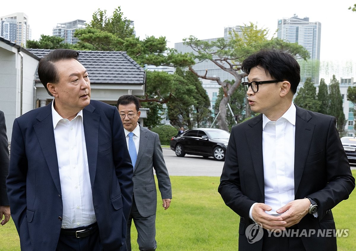 El presidente Yoon Suk Yeol (izq.) y Han Dong-hoon, líder del gobernante Partido del Poder Popular, se reúnen en la oficina presidencial en Seúl el 21 de octubre de 2024, en esta fotografía proporcionada por la oficina de Yoon. (FOTO NO EN VENTA) (Yonhap)