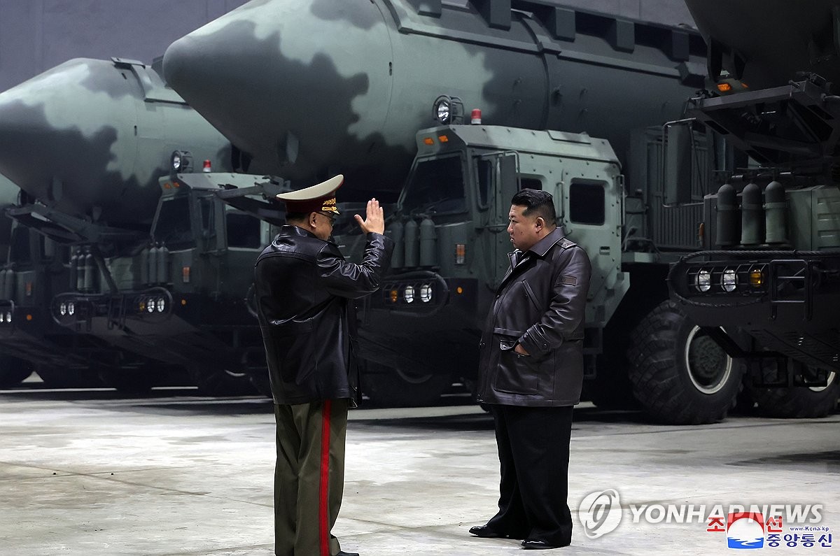 Esta fotografía de archivo, publicada por la Agencia Central de Noticias Coreana oficial de Corea del Norte el 23 de octubre de 2024, muestra al líder del país, Kim Jong-un (derecha), inspeccionando una base militar estratégica. (Para uso únicamente en la República de Corea. Sin redistribución) (Yonhap) 