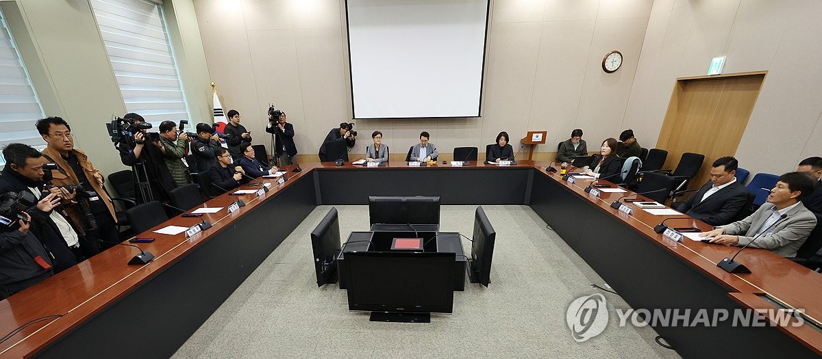 Esta fotografía de archivo sin fecha muestra una reunión organizada por un organismo consultivo gubernamental que supervisa las discusiones sobre las comisiones de las plataformas de entrega. (Yonhap)