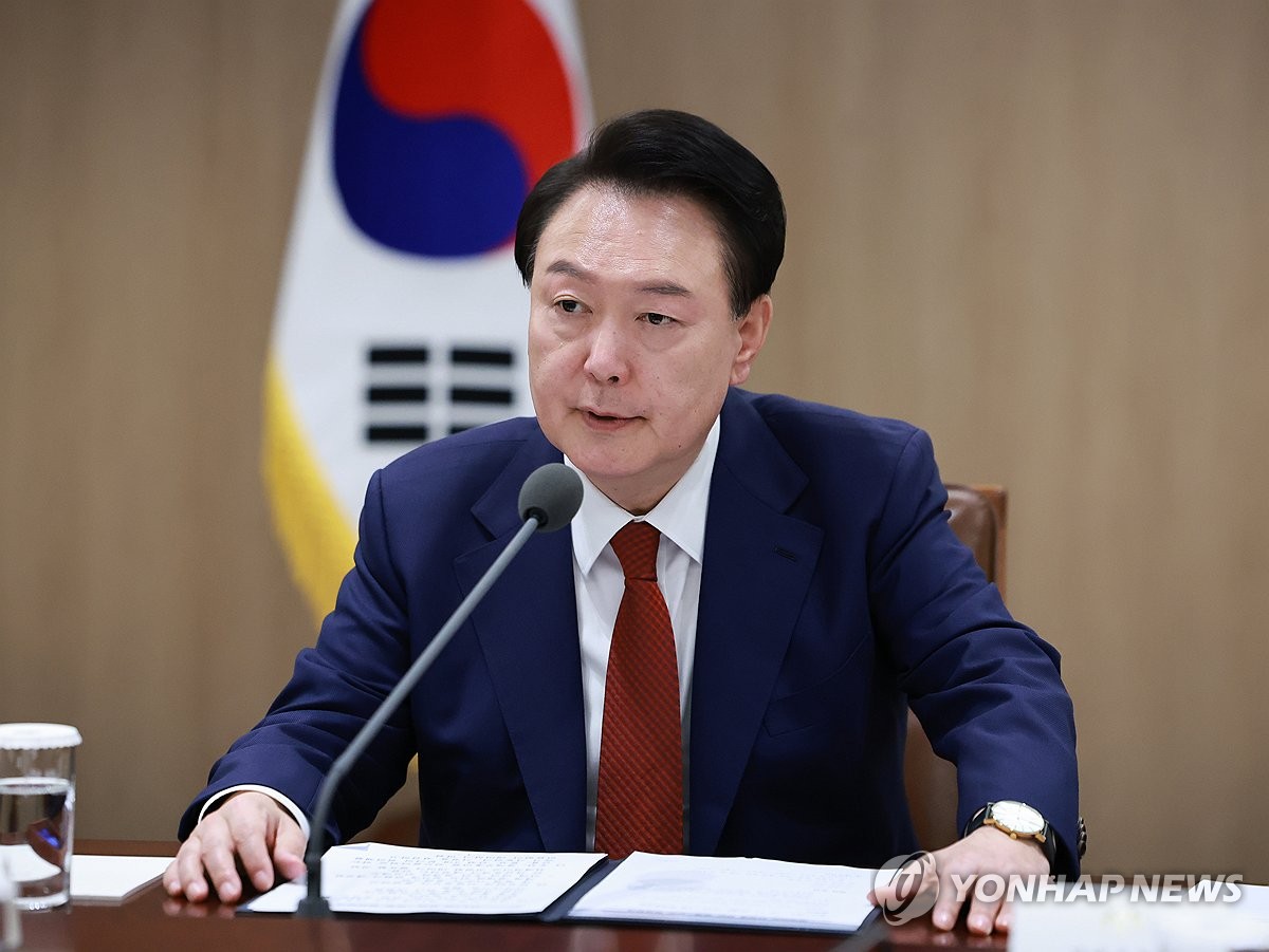 El presidente Yoon Suk Yeol convoca una reunión con altos funcionarios del gobierno y asesores presidenciales en la oficina presidencial en Seúl el 10 de noviembre de 2024, para discutir las implicaciones económicas y de seguridad de una segunda administración Trump. (Yonhap)