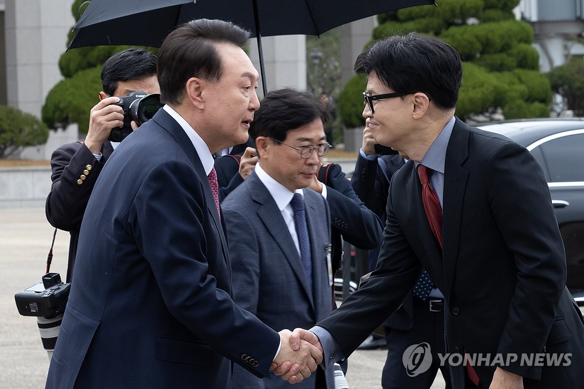 윤석열 대통령, 한동훈 대표와 악수