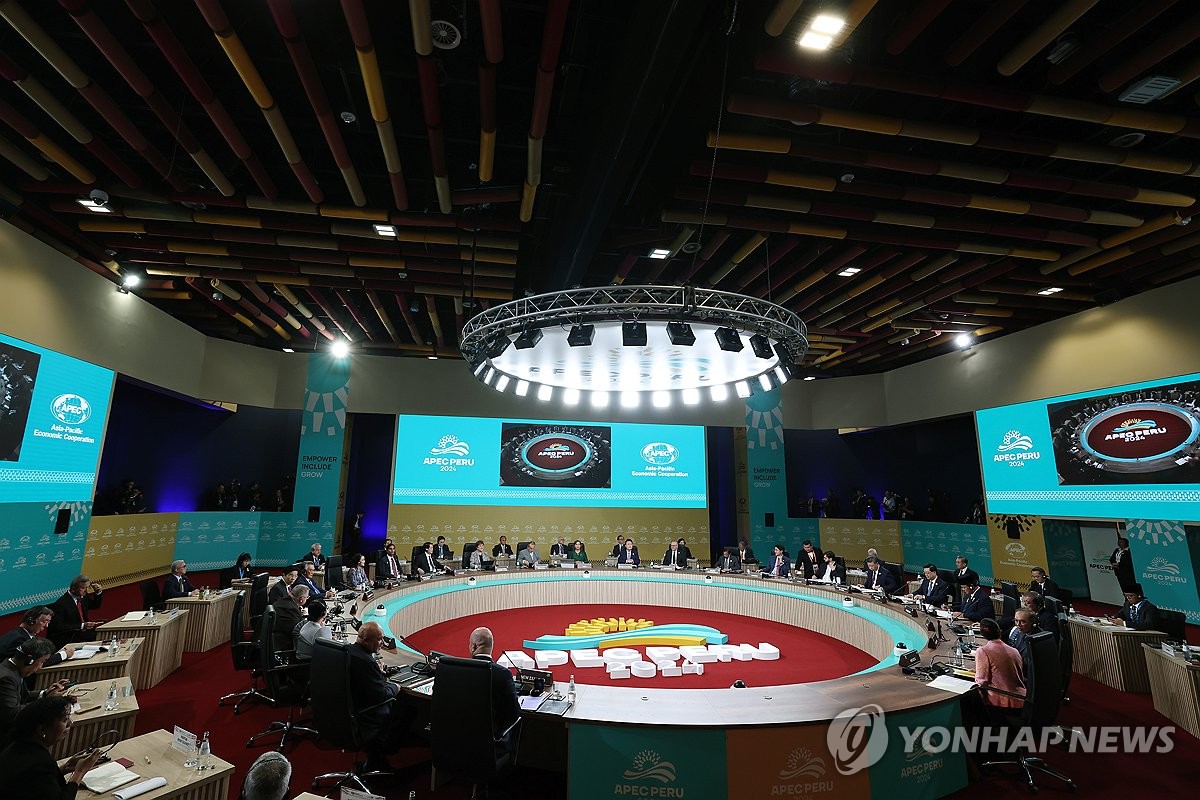 Líderes de la cumbre de Cooperación Económica Asia-Pacífico asisten al Retiro Informal de Líderes celebrado en el Centro de Convenciones de Lima, Perú, el 16 de noviembre de 2024. (Foto de la piscina) (Yonhap)