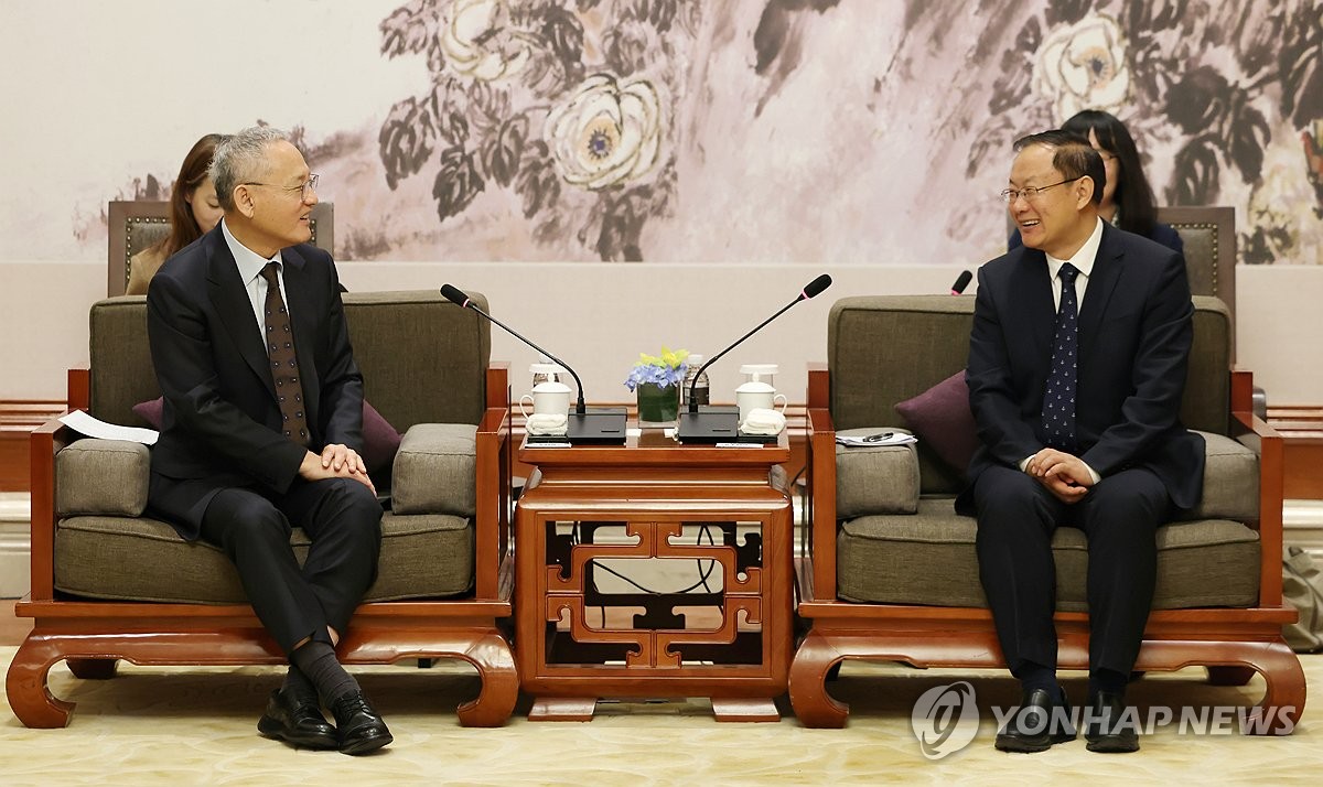 El ministro de Cultura, Yu In-chon (izq.), y su homólogo chino, Sun Yeli, mantienen conversaciones en Shanghai el 23 de noviembre de 2024, en esta fotografía proporcionada por la oficina de Yu al día siguiente. (FOTO NO EN VENTA) (Yonhap)