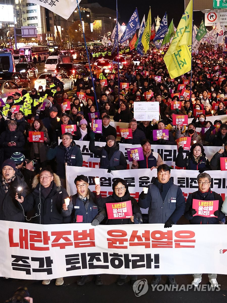 윤석열 대통령 퇴진 촉구하며 행진하는 참석자들