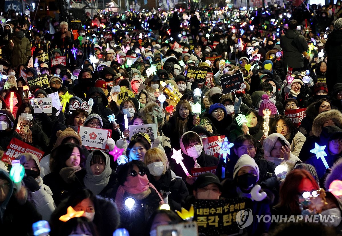 Esta foto, tomada el 13 de diciembre de 2024, muestra a ciudadanos que asisten a una manifestación en Seúl pidiendo la aprobación de una moción de juicio político contra el presidente Yoon Suk Yeol. (Yonhap)