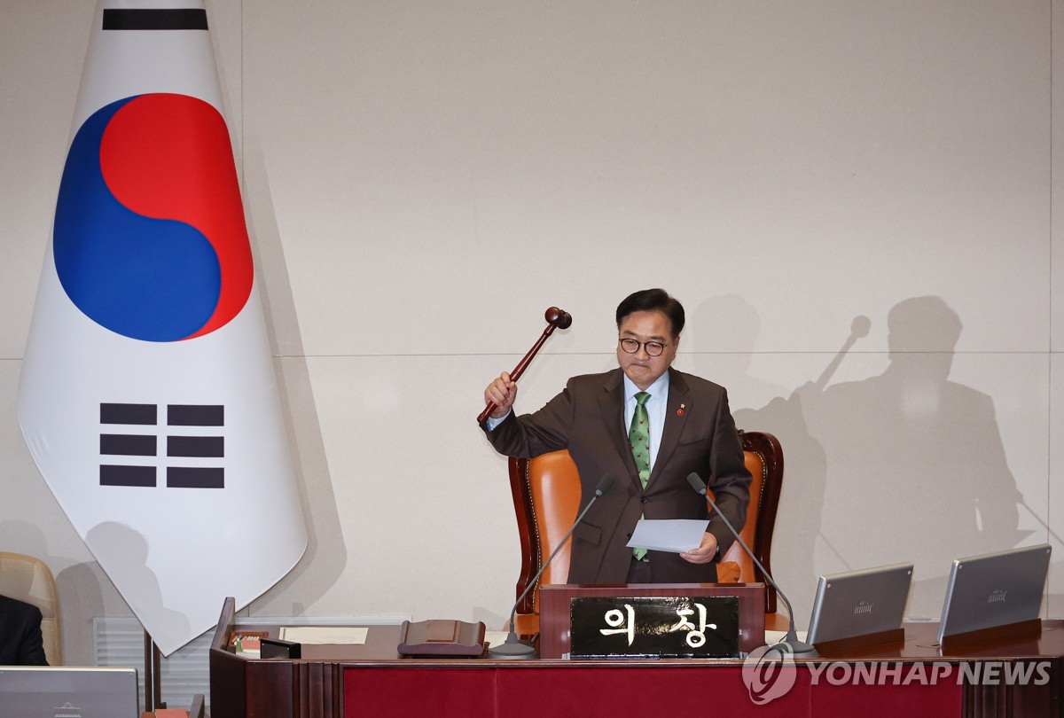 El presidente de la Asamblea Nacional, Woo Won-shik, declara la aprobación de una moción de juicio político contra el presidente Yoon Suk Yeol en el parlamento de Seúl el 14 de diciembre de 2024. (Yonhap)