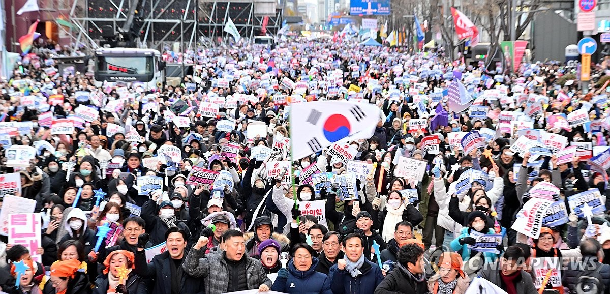 탄핵안 가결에 환호하는 광주 집회 참석자들