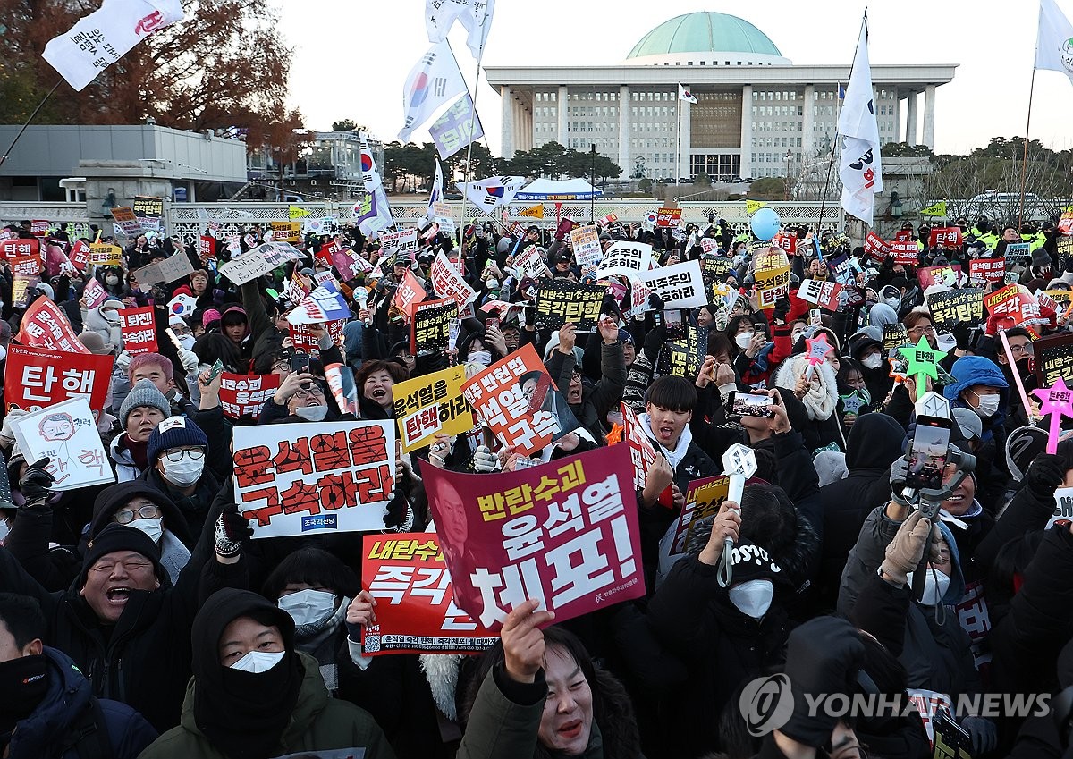 환호하는 시민들