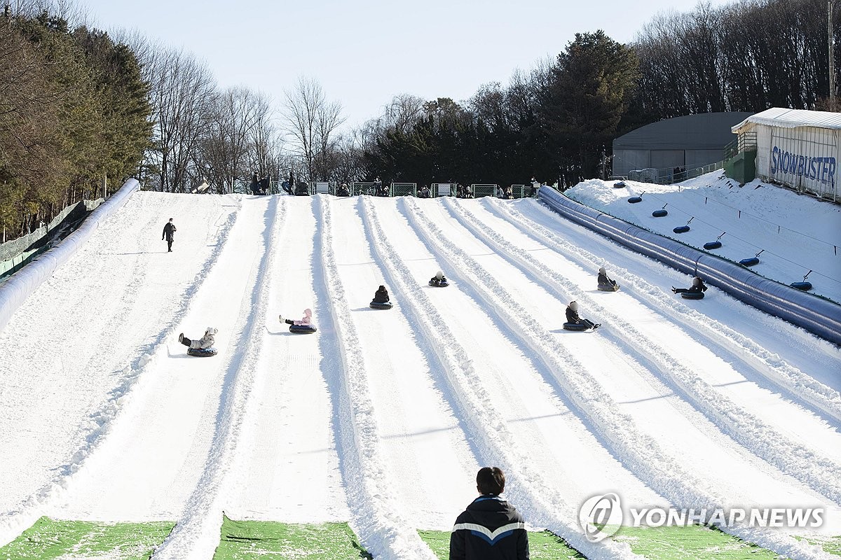 ムーミンと雪遊び