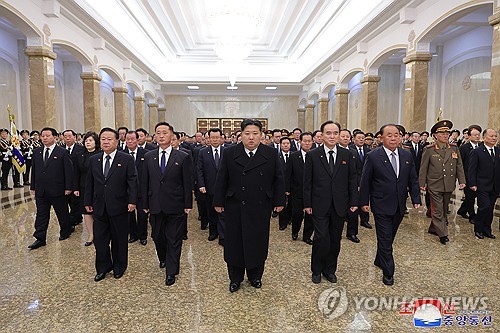 김정은, 김정일 13주기 맞아 금수산태양궁전 참배