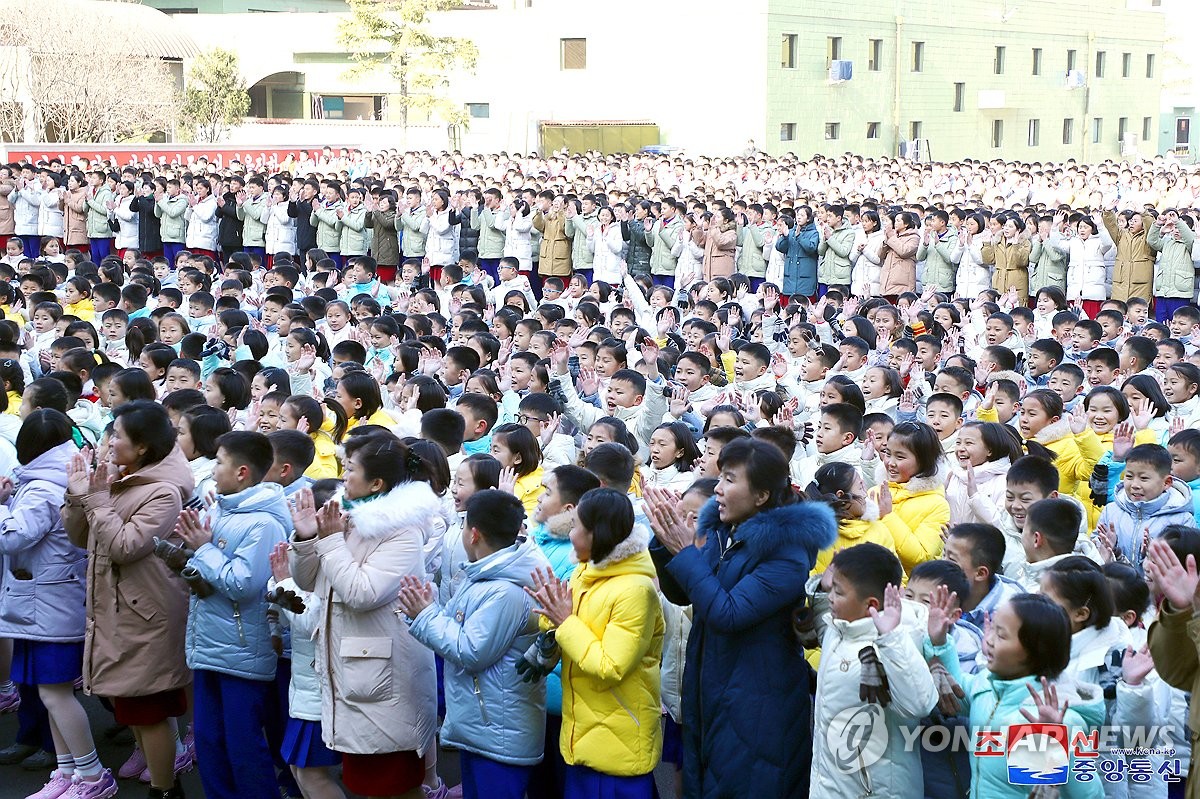 Esta foto, publicada por la Agencia Central de Noticias Coreana oficial de Corea del Norte el 20 de diciembre de 2024, muestra a las víctimas de las inundaciones de finales de julio en las regiones fronterizas del norte del país que fueron llevadas a Pyongyang para asistir a un evento para recitar sus cartas de agradecimiento al líder norcoreano Kim. Jong-un el día anterior. (Para uso únicamente en la República de Corea. Sin redistribución) (Yonhap)