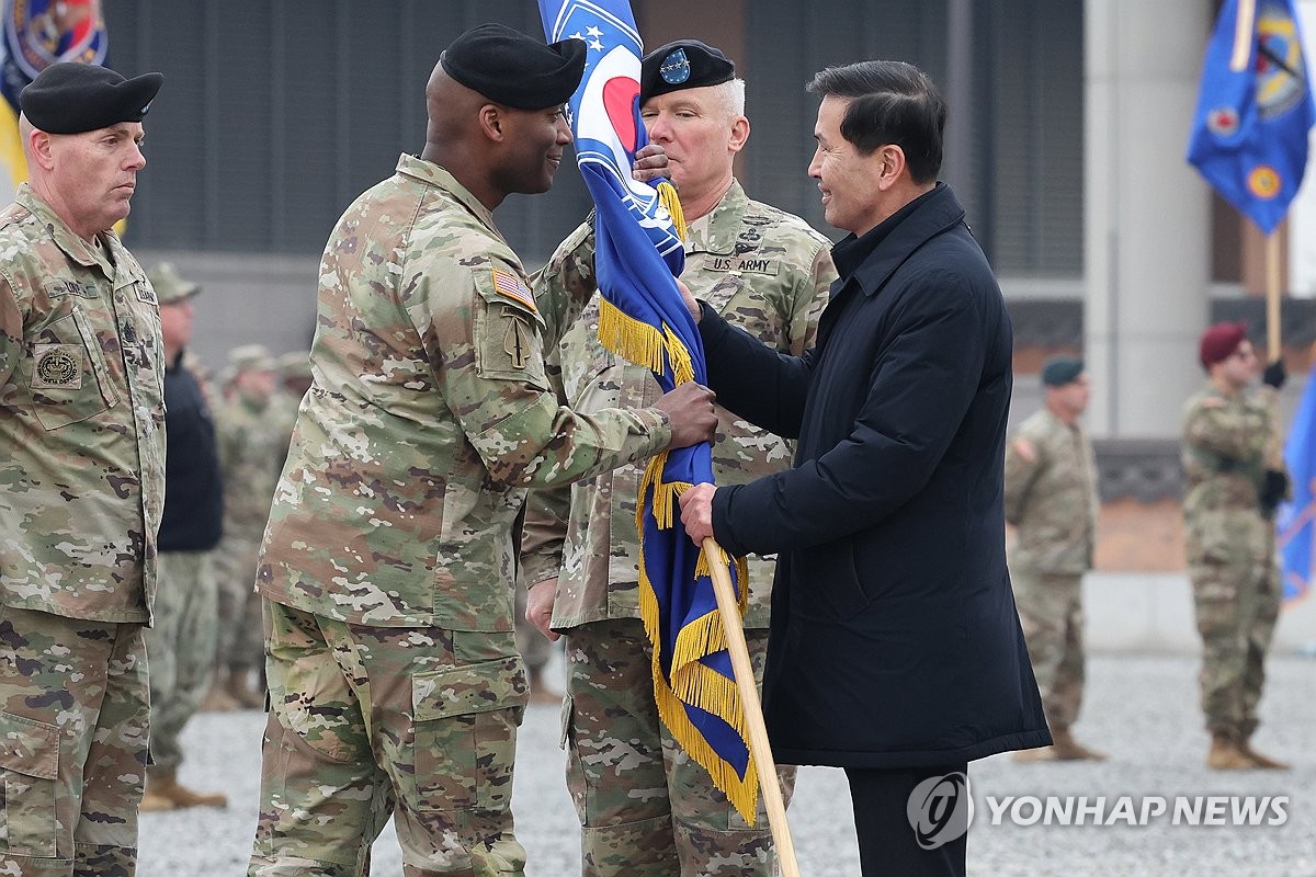 El general Xavier Brunson (segundo desde la izquierda), comandante del Comando de Fuerzas Combinadas de Corea del Sur y Estados Unidos, recibe la bandera del comando de manos del ministro de Defensa en funciones, Kim Seon-ho (derecha), en una ceremonia de cambio de mando en Camp Humphreys en Pyeongtaek. a unos 65 kilómetros al sur de Seúl, el 20 de diciembre de 2024, en esta fotografía de grupo proporcionada por el Defense Daily. (FOTO NO EN VENTA) (Yonhap)