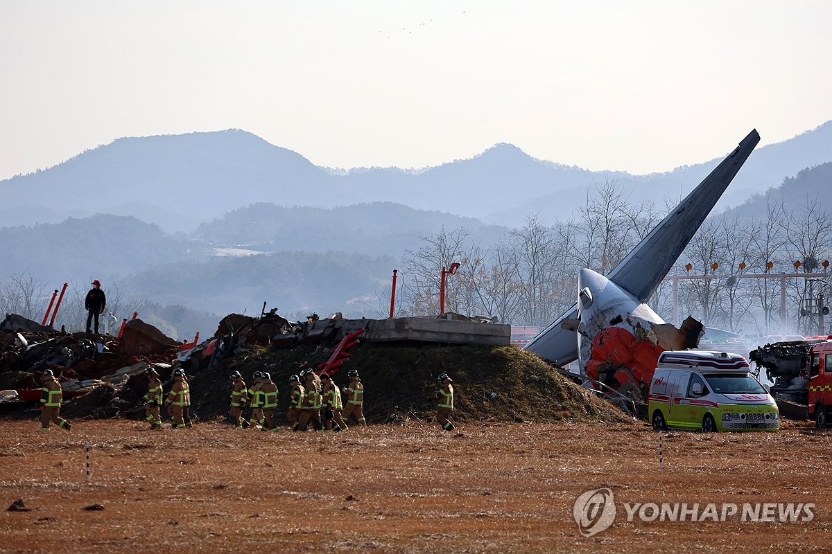 Los bomberos llevan a cabo operaciones de rescate en el Aeropuerto Internacional de Muan, en Muan, a 288 kilómetros al suroeste de Seúl, el 29 de diciembre de 2024, después de que se estrellara un avión de pasajeros con 181 personas a bordo. (Yonhap)