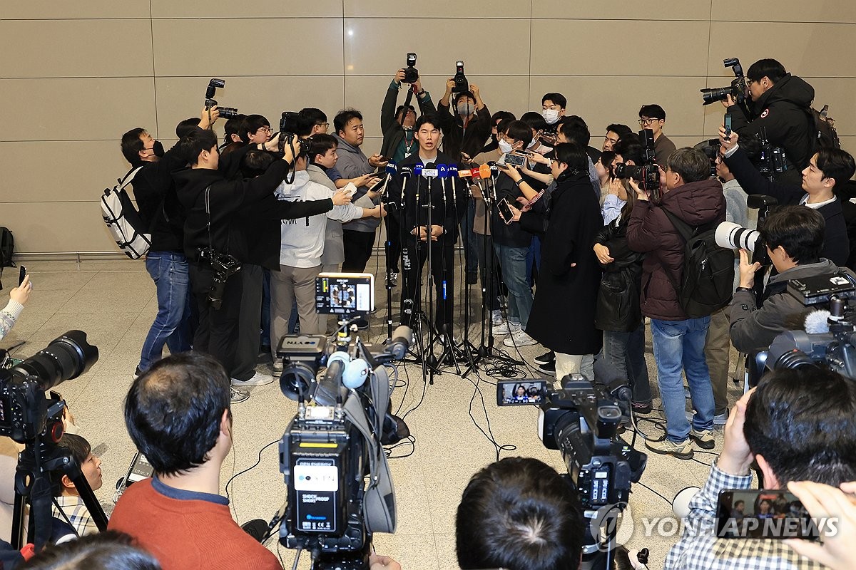 미국 출국 앞서 인터뷰하는 다저스 김혜성