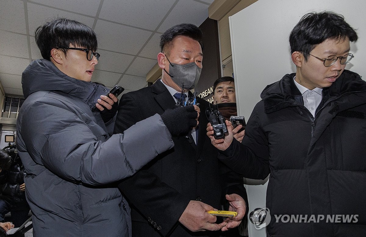 Lee Kwang-woo (centro), jefe de la división de guardaespaldas del Servicio de Seguridad Presidencial, llega a la sede de la Oficina Nacional de Investigación en el oeste de Seúl para ser interrogado el 18 de enero de 2025. (Yonhap) 