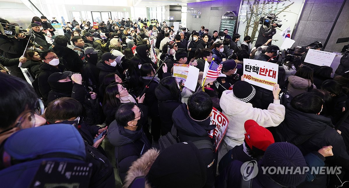 Los partidarios del presidente Yoon Suk Yeol se reúnen en el lobby del edificio de la Comisión Nacional de Derechos Humanos de Corea en el centro de Seúl antes de que el perro guardián celebre una reunión plenaria el 10 de febrero de 2025. (Yonhap)