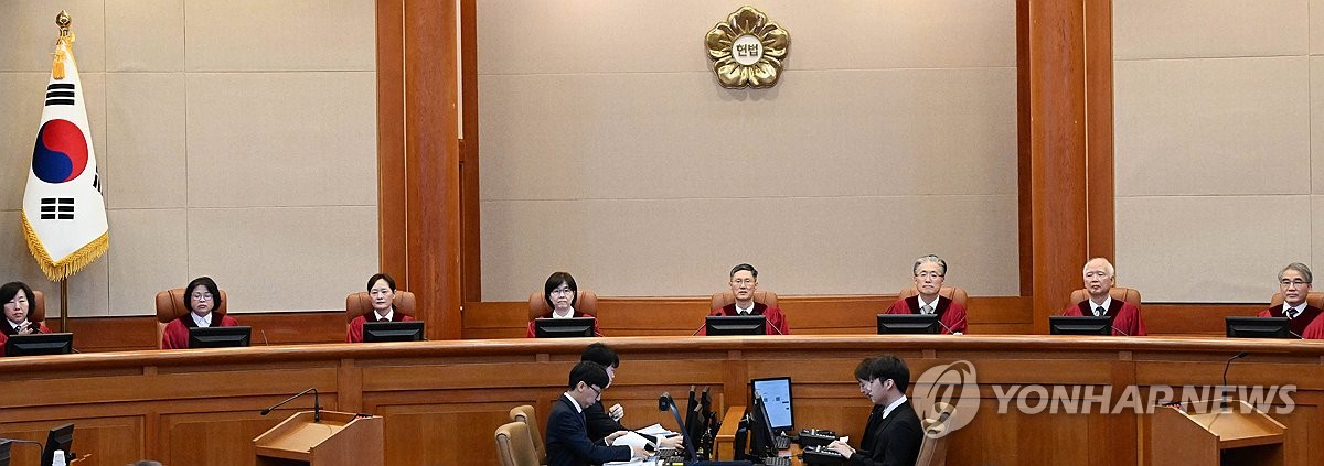 Los ocho jueces del tribunal constitucional: (de L a R, trasero) Chung Kye-Sun, Kim Bok-Hyeong, Jung Jung-Mi, Lee Mi-Son, Moon Hyung-Bae, Kim Hyung-Du, Cheong Hyung-Sik y Cho Han-Chang-Se sientan en su sala del tribunal en Seúl el 11 de febrero de 2025, para asistir a la séptima audiencia del juicio de juicio político del presidente Yoon Suk Yeol sobre su imposición de ley marcial en diciembre. (Foto de la piscina) (Yonhap)