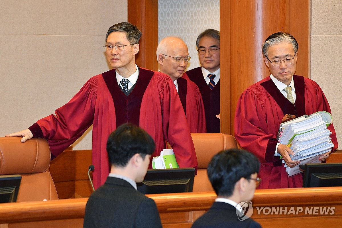 탄핵심판 최종 변론기일 입장하는 헌법 재판관들