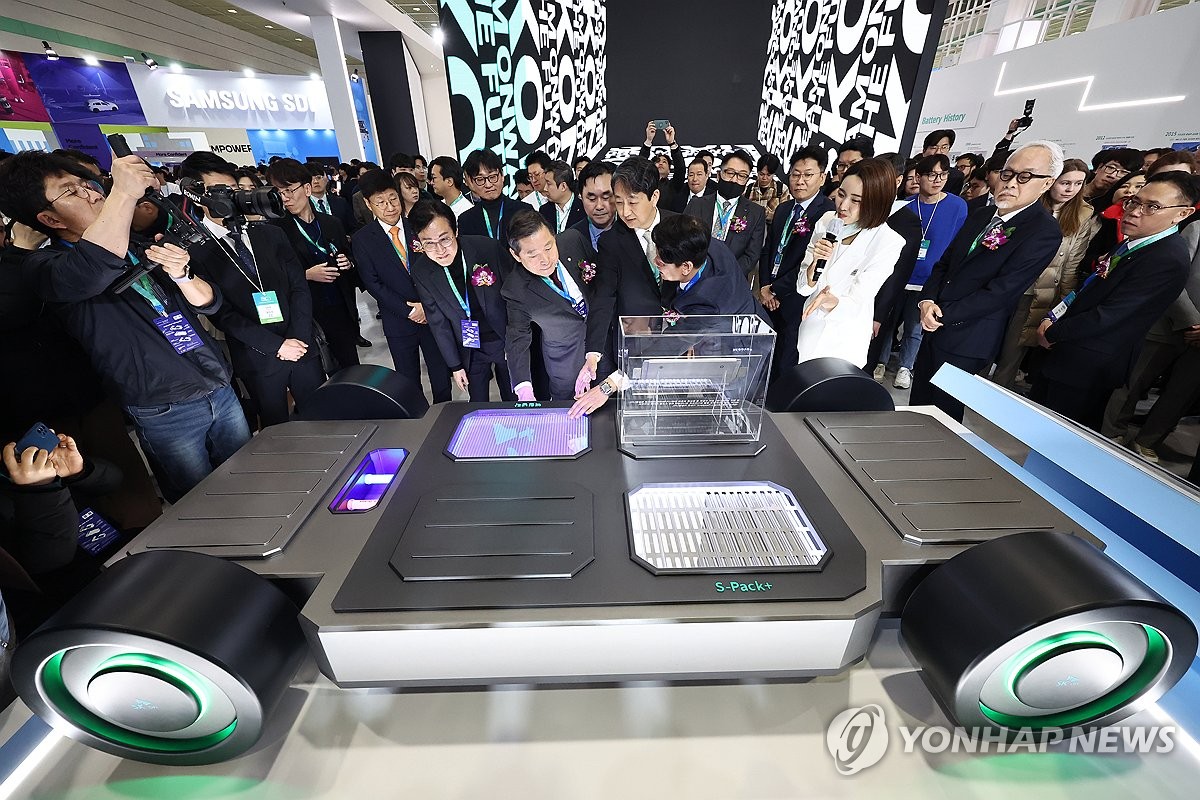 This photo taken on March 5, 2025, shows government officials and executives from battery makers looking at a new battery product at SK On's booth at InterBattery 2025 in Seoul. (Yonhap)