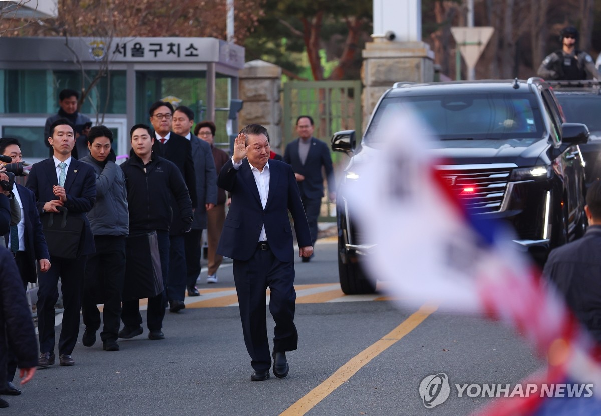 서울구치소 나서며 인사하는 윤 대통령