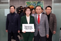 Ruling party lawmakers call for Yoon's reinstatement