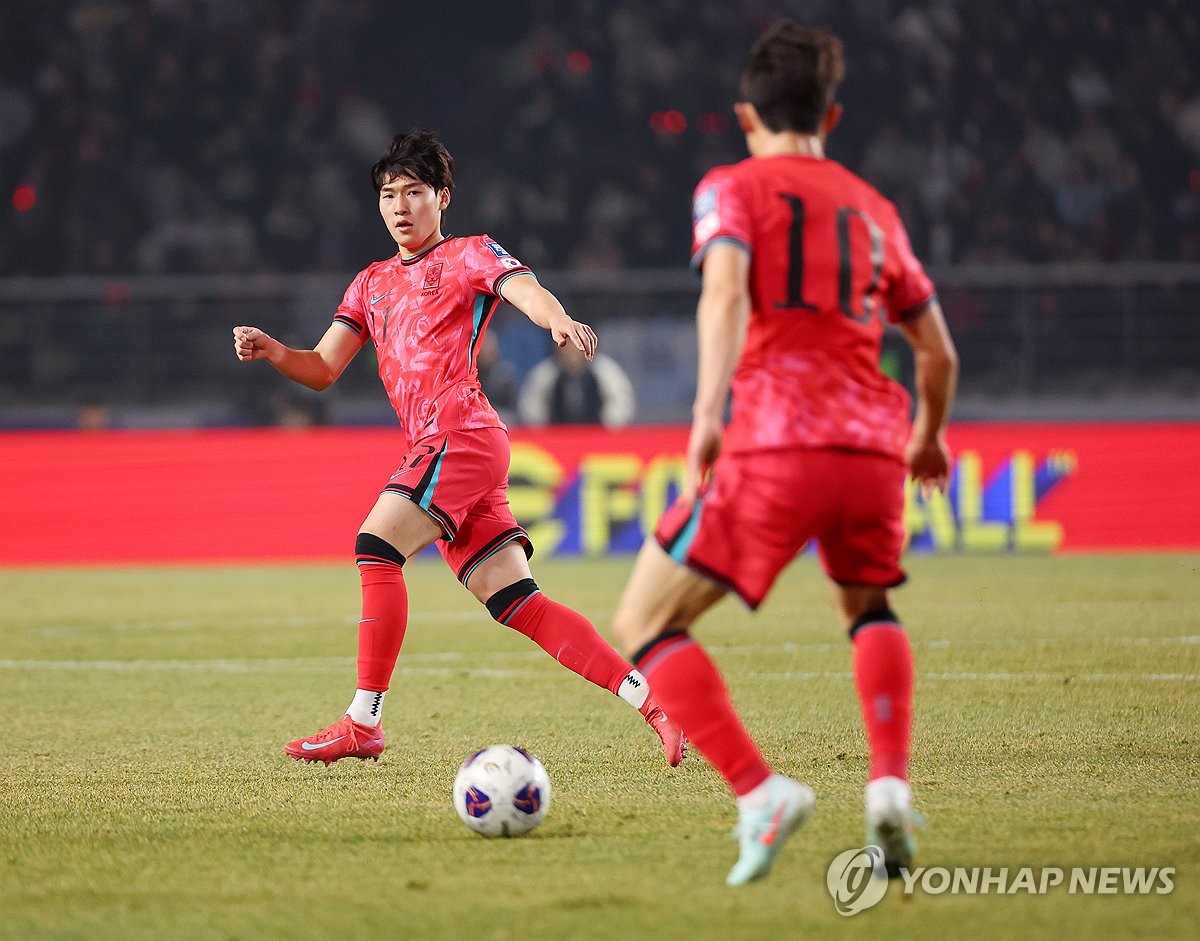 패스 시도하는 배준호