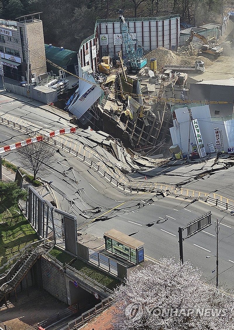鉄道工事現場が崩壊